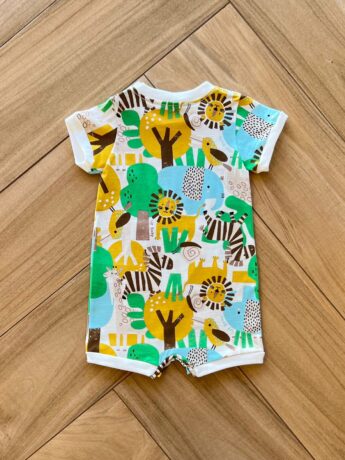Macaquinho Infantil Masculino Manga Curta Estampa Tropical Off White Fernanda Ramos Kids