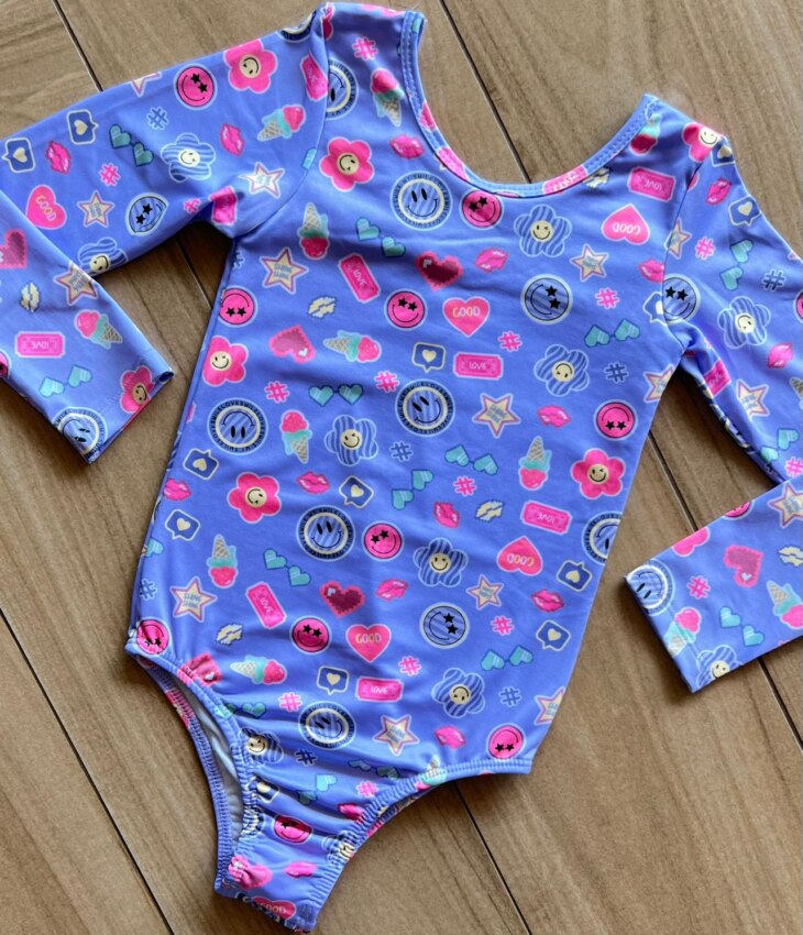 fernandaramoskids com br Maio Feminino Infantil Manda Longa Estampa Emojis Lilás1
