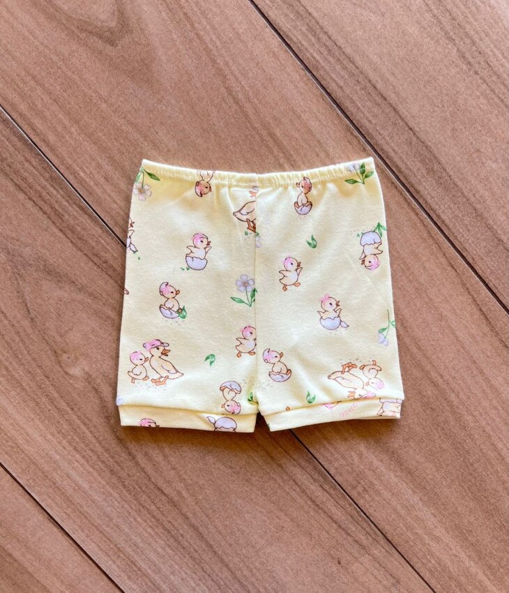 fernandaramoskids com br Short Infantil Feminino em Suedine Estampa Patinhos Amarelo2