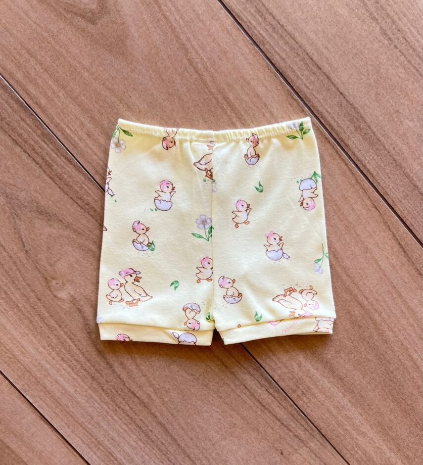 fernandaramoskids com br Short Infantil Feminino em Suedine Estampa Patinhos Amarelo2