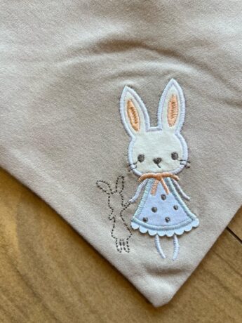 fernandaramoskids com br Babador Infantil Feminino Detalhe do Bichinho Bege1