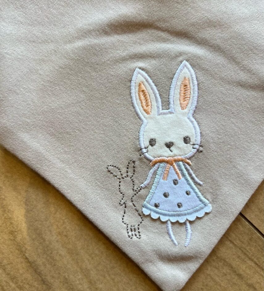 fernandaramoskids com br Babador Infantil Feminino Detalhe do Bichinho Bege1