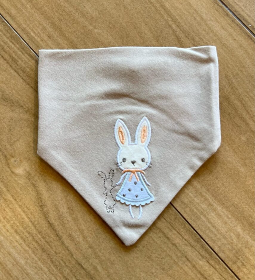 Babador Infantil Feminino Detalhe do Bichinho Bege Fernanda Ramos Kids