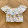 Blusa Cropped Infantil Feminino com Babado e Bordados Coloridos Fernanda Ramos Kids