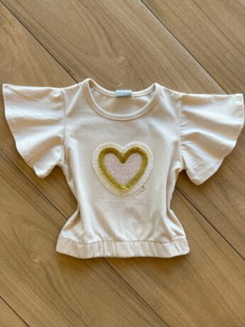 Blusa Cropped Infantil Feminino com Bordado Coração Bege Fernanda Ramos Kids