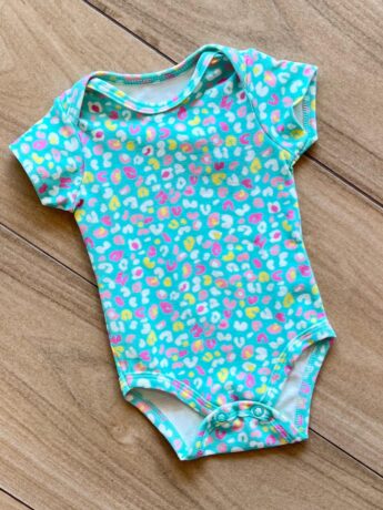 fernandaramoskids com br Body Infantil Feminino Manga Curta Estampa Oncinha Verde1