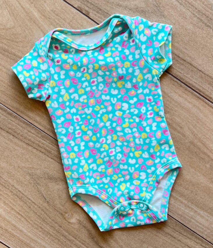 fernandaramoskids com br Body Infantil Feminino Manga Curta Estampa Oncinha Verde1