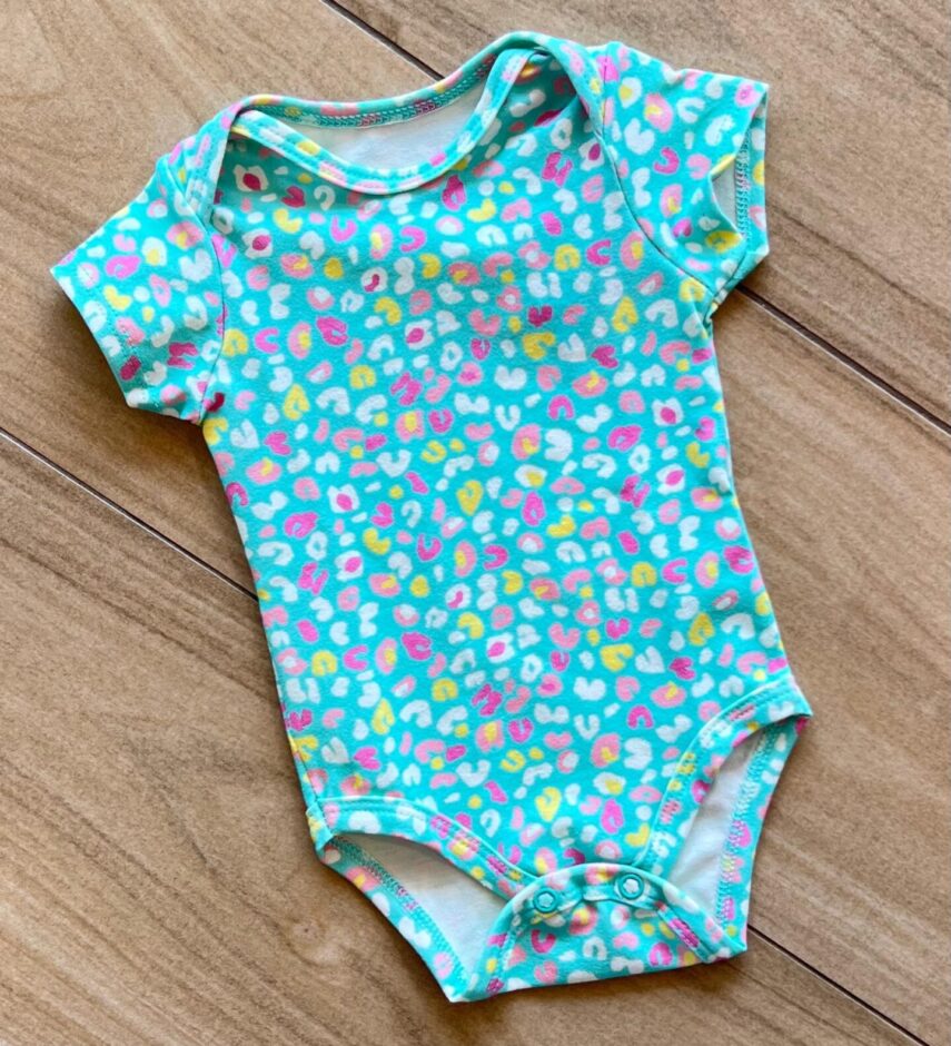fernandaramoskids com br Body Infantil Feminino Manga Curta Estampa Oncinha Verde1