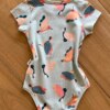 fernandaramoskids com br Body Infantil Feminino Manga Curta Pássaros Brilhantes Verde2