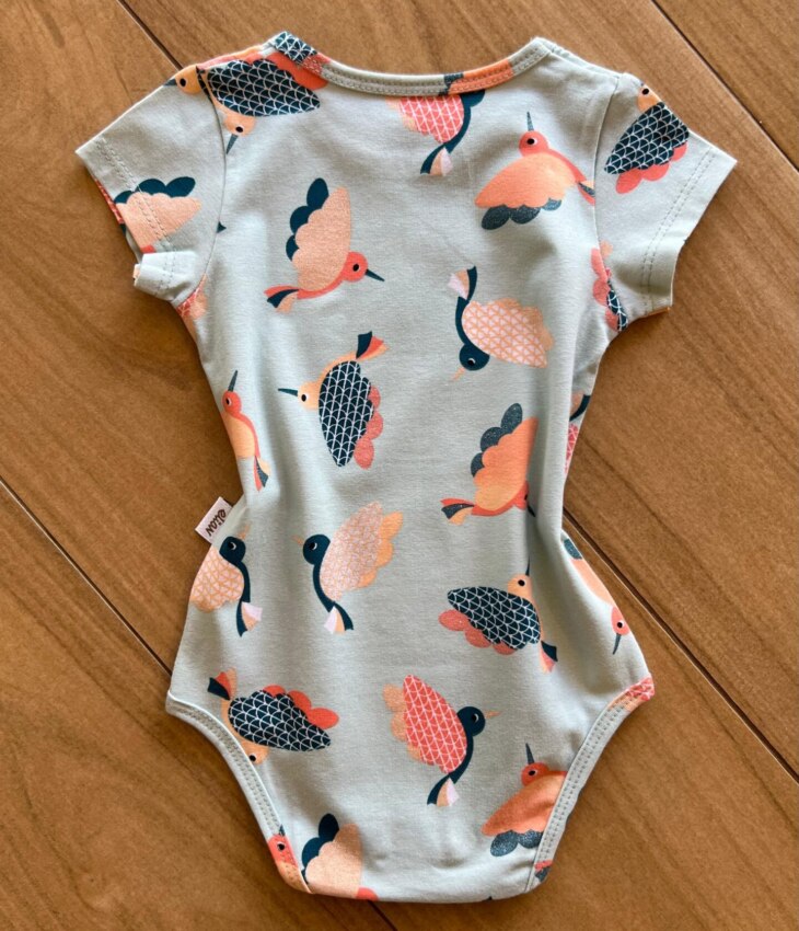 fernandaramoskids com br Body Infantil Feminino Manga Curta Pássaros Brilhantes Verde2