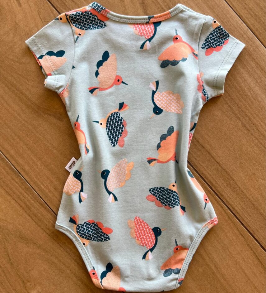 fernandaramoskids com br Body Infantil Feminino Manga Curta Pássaros Brilhantes Verde2