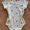 fernandaramoskids com br Body Infantil Feminino Manga Curta Xadrez com Borboletas Amarelo2