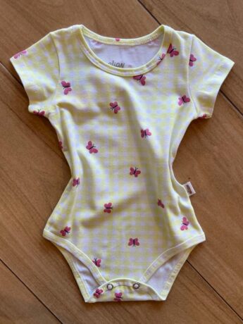 Body Infantil Feminino Manga Curta Xadrez com Borboletas Amarelo Fernanda Ramos Kids