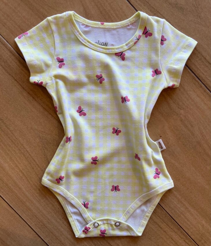 Body Infantil Feminino Manga Curta Xadrez com Borboletas Amarelo Fernanda Ramos Kids