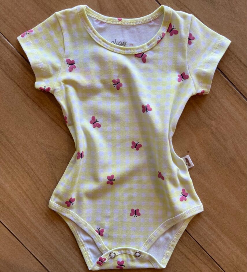Body Infantil Feminino Manga Curta Xadrez com Borboletas Amarelo Fernanda Ramos Kids
