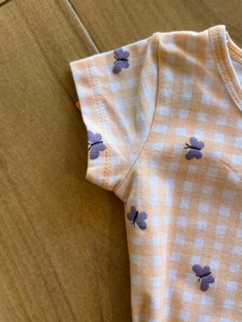 fernandaramoskids com br Body Infantil Feminino Manga Curta Xadrez com Borboletas Laranja1