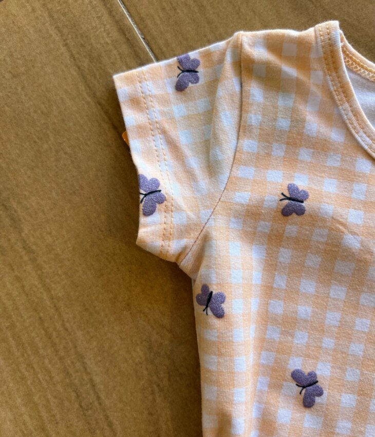 fernandaramoskids com br Body Infantil Feminino Manga Curta Xadrez com Borboletas Laranja1