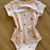 fernandaramoskids com br Body Infantil Feminino Manga Curta Xadrez com Borboletas Laranja2