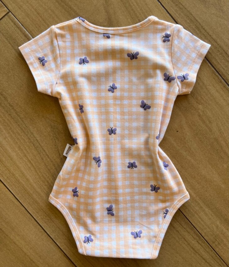 fernandaramoskids com br Body Infantil Feminino Manga Curta Xadrez com Borboletas Laranja2