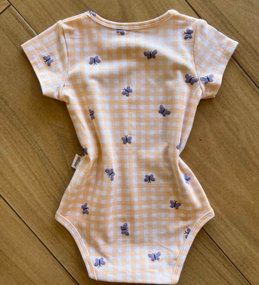 fernandaramoskids com br Body Infantil Feminino Manga Curta Xadrez com Borboletas Laranja2