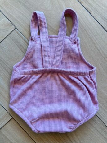 fernandaramoskids com br Body Infantil Feminino Romper e Babador em Favo Rose 1