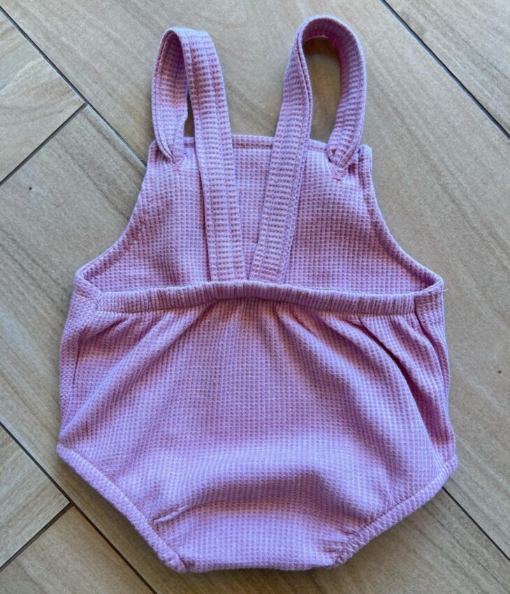 fernandaramoskids com br Body Infantil Feminino Romper e Babador em Favo Rose 1