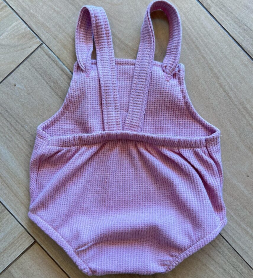 fernandaramoskids com br Body Infantil Feminino Romper e Babador em Favo Rose 1