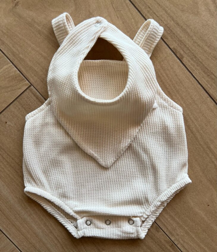 Body Infantil Feminino Romper e Babador em Favo Bege Fernanda ramos kids
