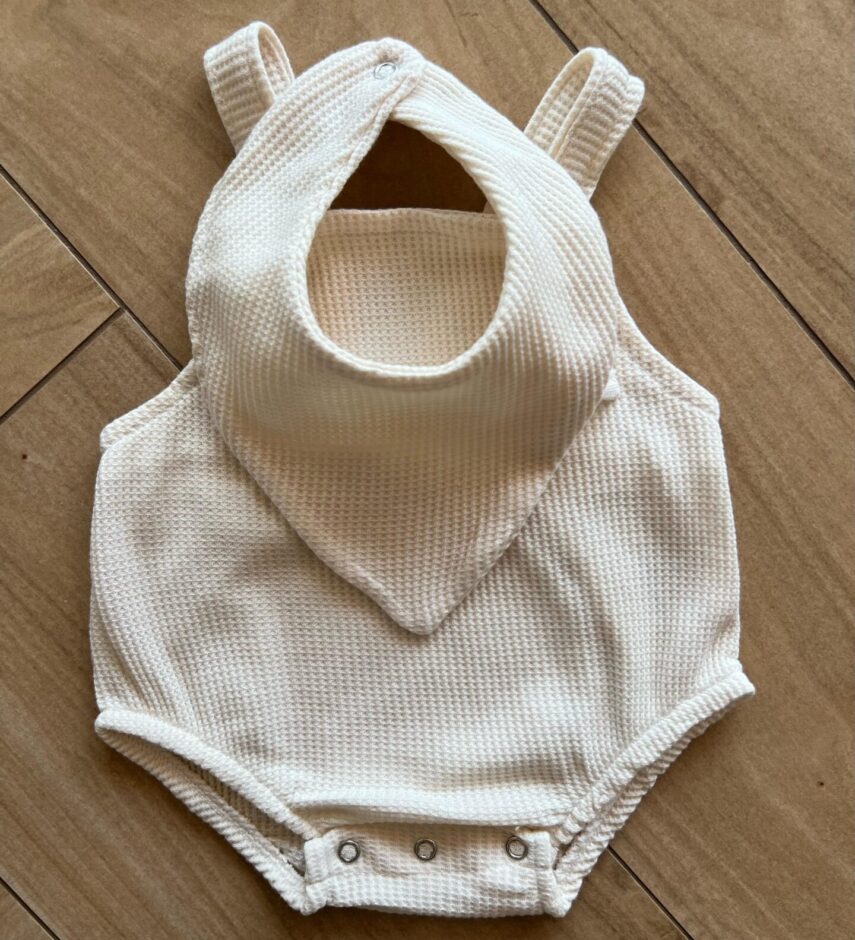 Body Infantil Feminino Romper e Babador em Favo Bege Fernanda ramos kids