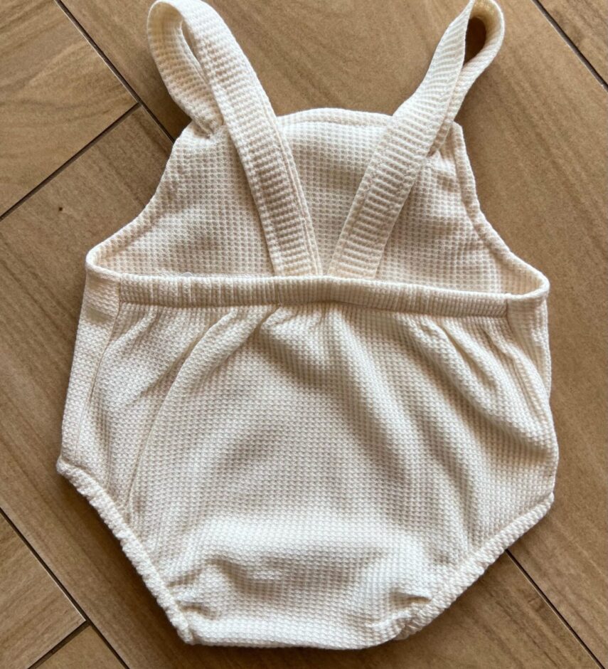 fernandaramoskids com br Body Infantil Feminino Romper e Babador em Favo Bege 1