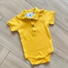 fernandaramoskids com br Body Infantil Masculino Polo Manga Curta em Suedine Amarelo1
