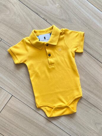 fernandaramoskids com br Body Infantil Masculino Polo Manga Curta em Suedine Amarelo1