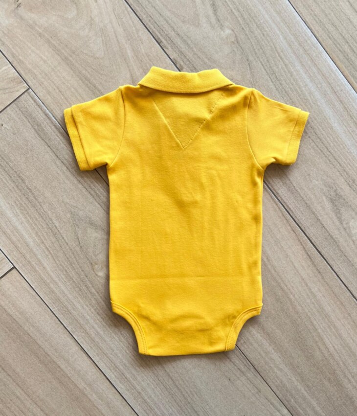 fernandaramoskids com br Body Infantil Masculino Polo Manga Curta em Suedine Amarelo2