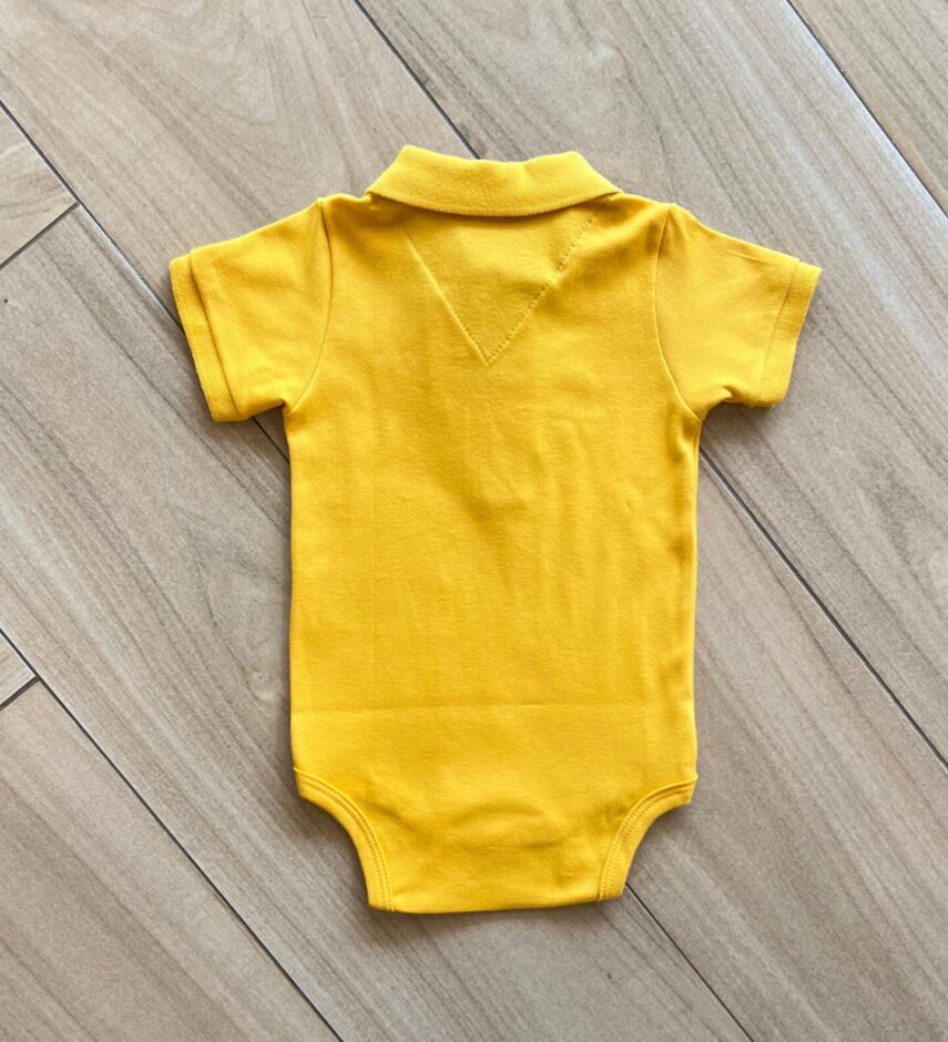 fernandaramoskids com br Body Infantil Masculino Polo Manga Curta em Suedine Amarelo2