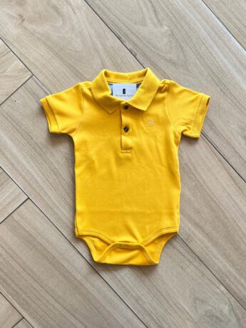 Body Infantil Masculino Polo Manga Curta em Suedine Amarelo Fernanda Ramos Kids