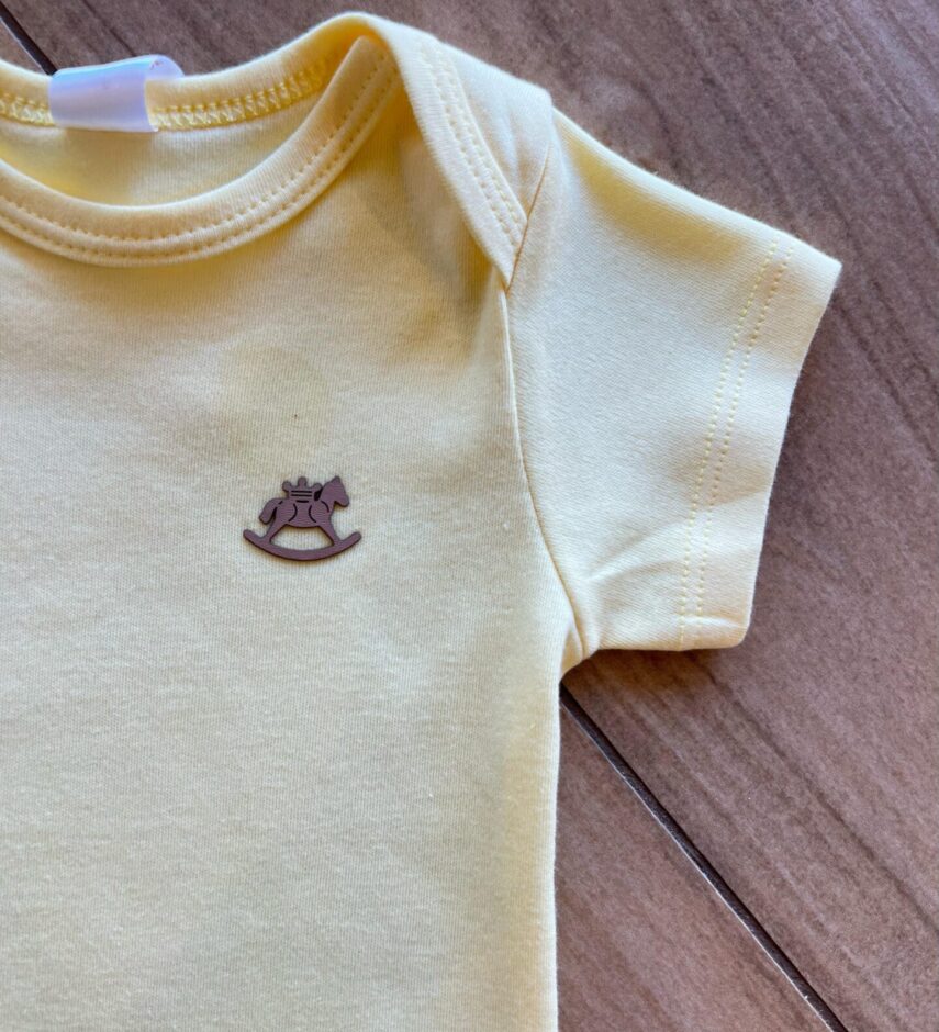 fernandaramoskids com br Body Infantil UnissexBásico Manga Curta Amarelo Melão1