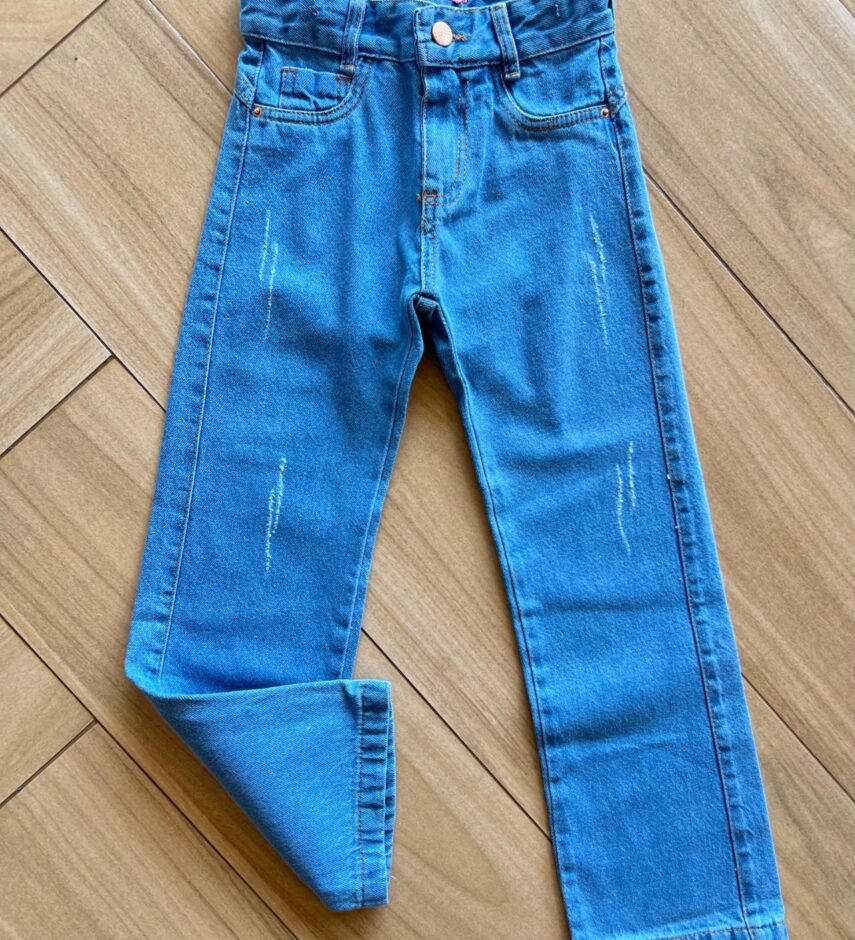 Calça Feminina Jeans Lavagem Clara com Detalhe Destroyed Fernanda Ramos Kids