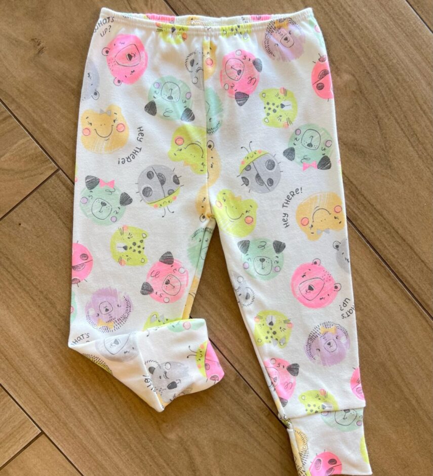 Calça Infantil Feminina em Suedine Estampa Bichinhos Off White Fernanda Ramos Kids