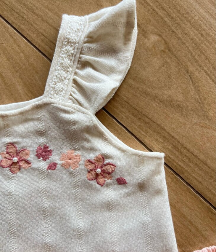 fernandaramoskids com br Conjunto Infantil Feminino Blusa com Flor Bordada e Short Saia Rosa1