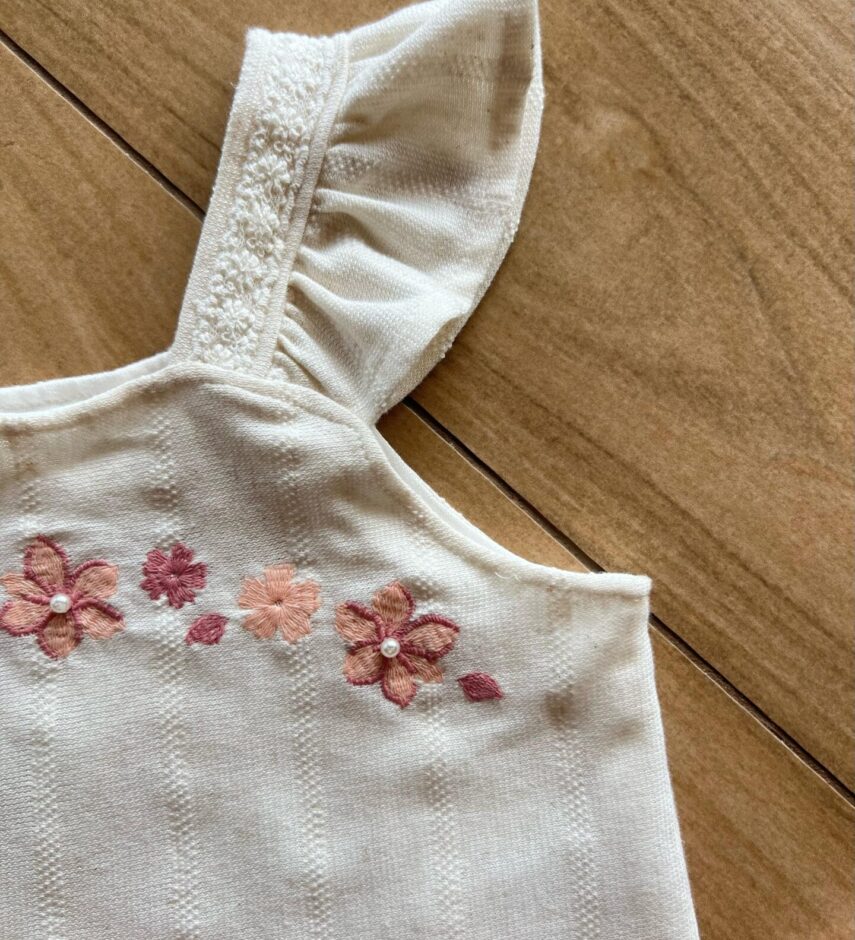 fernandaramoskids com br Conjunto Infantil Feminino Blusa com Flor Bordada e Short Saia Rosa1