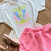 fernandaramoskids com br Conjunto Infantil Feminino Blusa Enjoy The Sun e Short Saia Pink1
