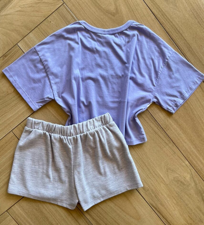 fernandaramoskids com br Conjunto Infantil Feminino Blusa Hey Be Happy e Short Saia Lilás2