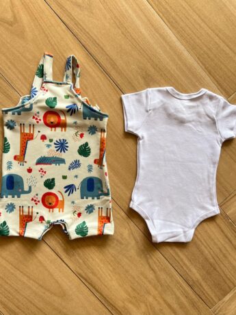 Conjunto Infantil Masculino Body Babador e Jardineira Estampada Nude Fernanda Ramos Kids