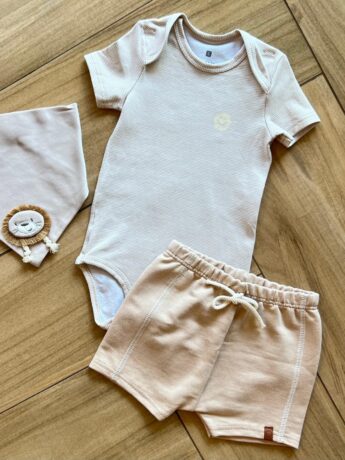 fernandaramoskids com br Conjunto Infantil Masculino Body Listrado e Short Bege1