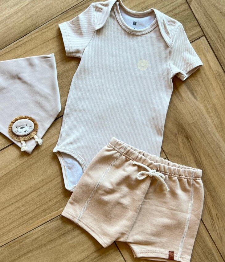 fernandaramoskids com br Conjunto Infantil Masculino Body Listrado e Short Bege1