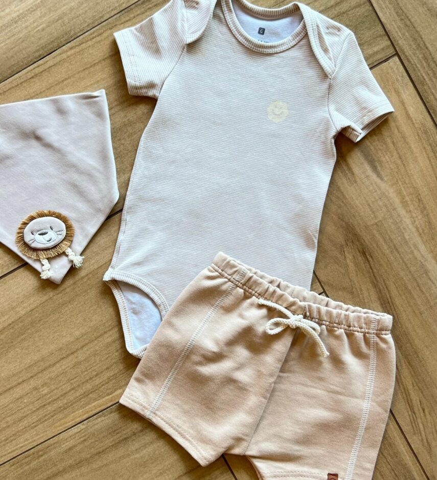 fernandaramoskids com br Conjunto Infantil Masculino Body Listrado e Short Bege1