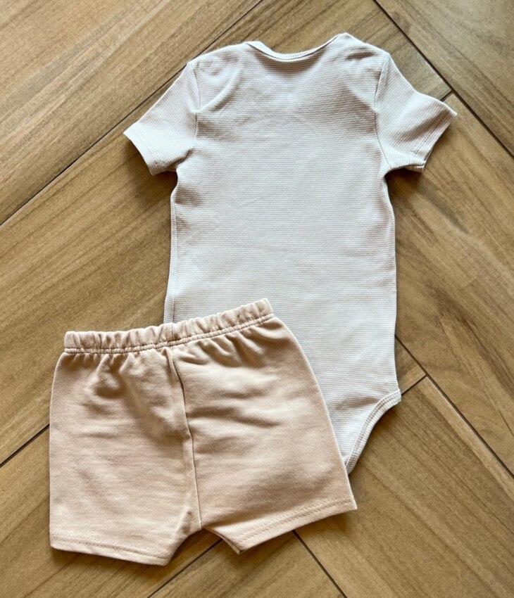 fernandaramoskids com br Conjunto Infantil Masculino Body Listrado e Short Bege2