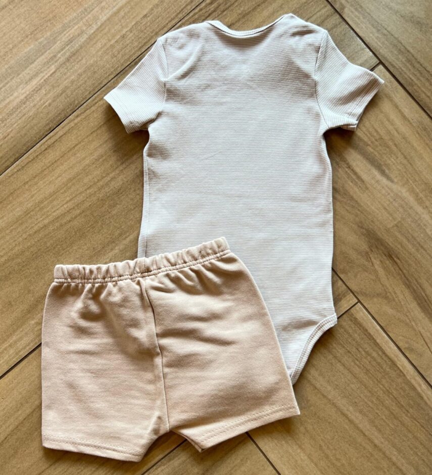 fernandaramoskids com br Conjunto Infantil Masculino Body Listrado e Short Bege2