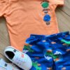 fernandaramoskids com br Conjunto Infantil Masculino Camiseta e Bermuda Mundo Dino Azul 1