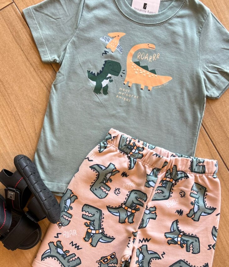 Conjunto Infantil Masculino Camiseta Roarrr e Bermuda Estampada Fernanda Ramos Kids